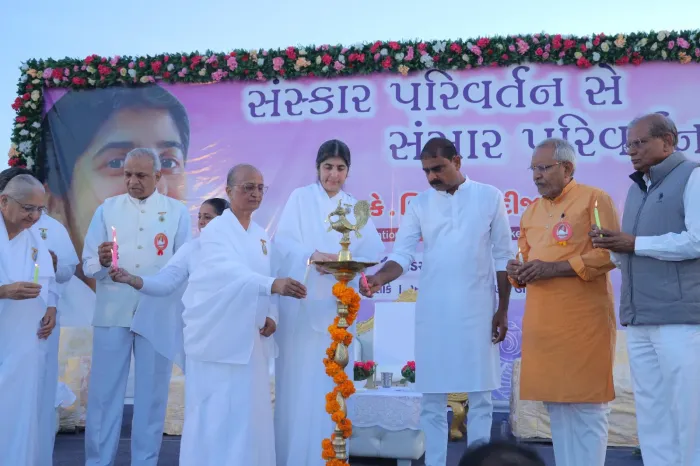 पाटन, गुजरात में बी.के.शिवानी दीदी जी का संस्कार परिवर्तन से संसार परिवर्तन विषय पर प्रेरणादायी उद्बोधन — gallery photo 2
