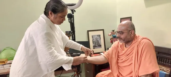 ऋषिकेश में संत-महात्माओं एवं विशिष्ट जनों को राखी बांधकर रक्षाबंधन पर्व की ईश्वरीय सेवा