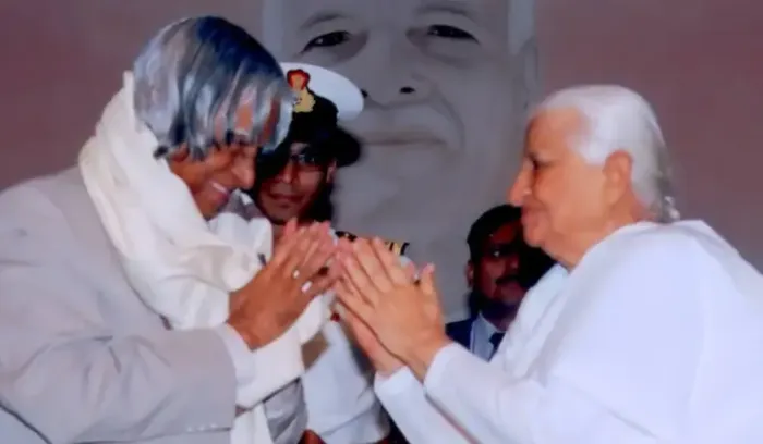 दादी प्रकाशमणि नेताओं से मुलाकात करते हुए