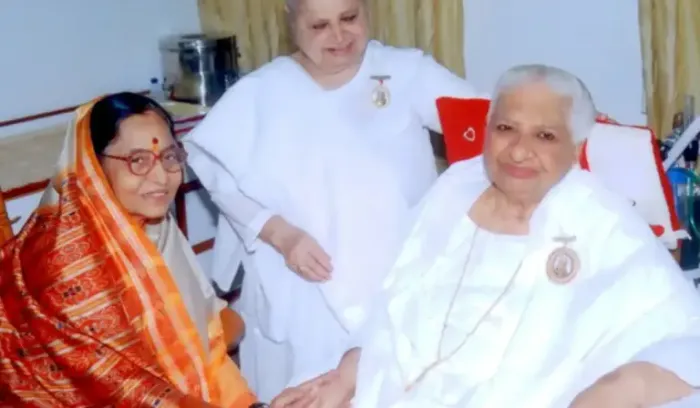 दादी प्रकाशमणि नेताओं से मुलाकात करते हुए