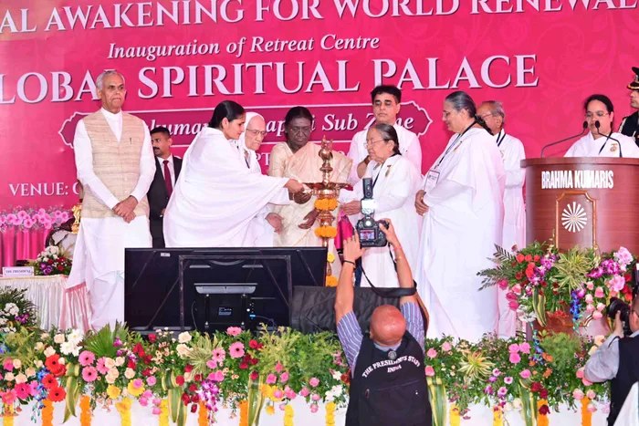 राष्ट्रपति श्रीमती द्रौपदी मुर्मू जी ने वडोदरा में ग्लोबल स्पिरिचुअल पैलेस रिट्रीट सेंटर का किया लोकार्पण — gallery photo 15