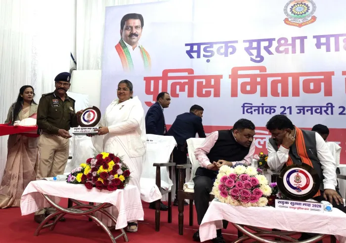 मुख्यमंत्री श्री विष्णु देव साय रायपुर के शांति सरोवर रिट्रीट सेंटर में आयोजित पुलिस मितान सम्मेलन में शामिल हुए — gallery photo 4