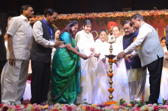 रायपुर में अनिश्चितता से निपटने की कला पर ब्रह्माकुमारी शिवानी दीदी का प्रेरणादायी उद्बोधन — photo gallery 1 रायपुर में अनिश्चितता से निपटने की कला पर ब्रह्माकुमारी शिवानी दीदी का प्रेरणादायी उद्बोधन — photo gallery 1
