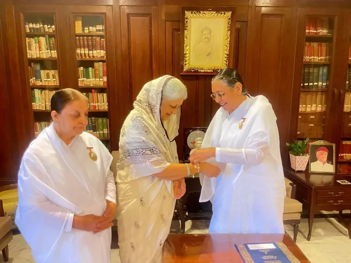 बड़ौदा की राजमाता एवं महारानी को राखी बाँधकर आध्यात्मिक निमंत्रण