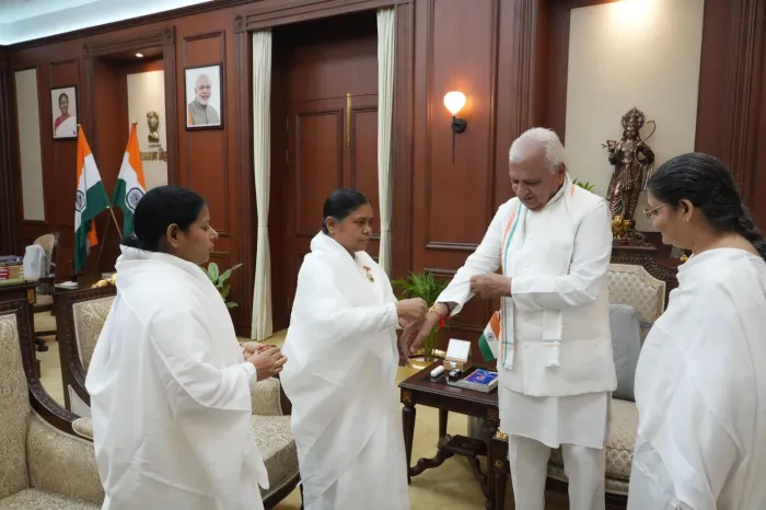 Raksha Bandhan Seva Brings Divine Bonds to Bihar Leaders at Patna Kankarbagh  