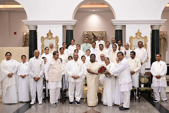 नई दिल्ली में राष्ट्रपति भवन में ब्रह्माकुमारीज़ के तीन प्रमुख प्रभागों द्वारा वार्षिक राष्ट्रीय सेवाओं का आधिकारिक प्रस्तुतीकरण — gallery photo 3