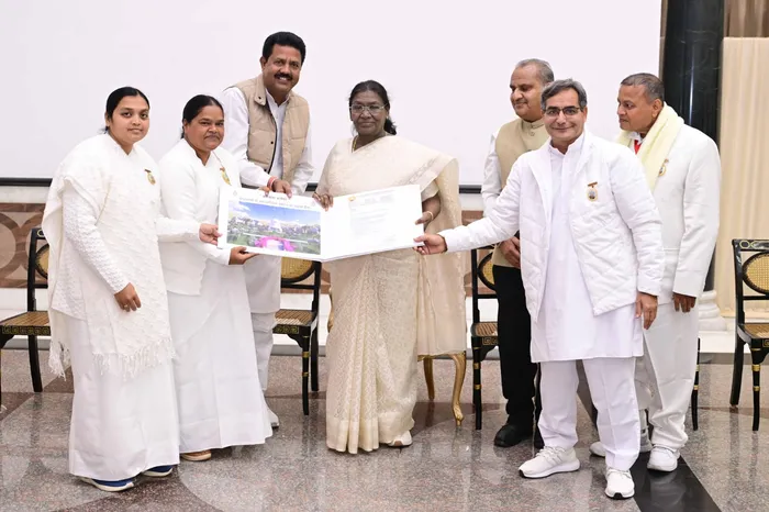 नई दिल्ली में राष्ट्रपति भवन में ब्रह्माकुमारीज़ के तीन प्रमुख प्रभागों द्वारा वार्षिक राष्ट्रीय सेवाओं का आधिकारिक प्रस्तुतीकरण — gallery photo 4
