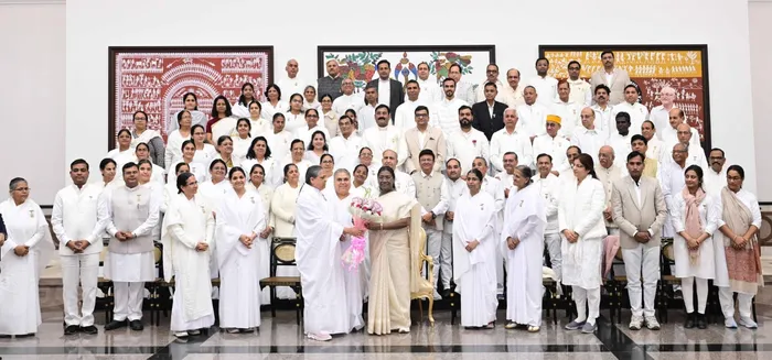 नई दिल्ली में राष्ट्रपति भवन में ब्रह्माकुमारीज़ के तीन प्रमुख प्रभागों द्वारा वार्षिक राष्ट्रीय सेवाओं का आधिकारिक प्रस्तुतीकरण