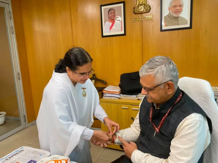 Sacred Raksha Sutra Carries the Message of Peace and Spiritual Strength to Senior Government Officials — gallery photo 5