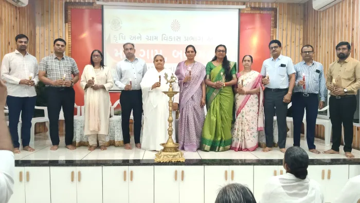 वराछा, सूरत में शिक्षक सम्मान समारोह: ज्ञान के साथ संस्कारों के निर्माता को मिली पहचान