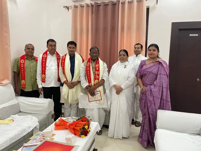 वाराणसी सर्किट हाउस में ब्रह्माकुमारीज़ की सौहार्दपूर्ण भेंट एवं विशिष्ट अतिथि सम्मान