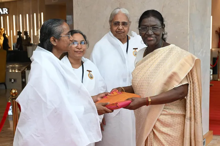 Brahma Kumaris Vijayawada Sisters Meet the Hon’ble President of India, Smt. Droupadi Murmu Ji, in Vijayawada — gallery photo 2