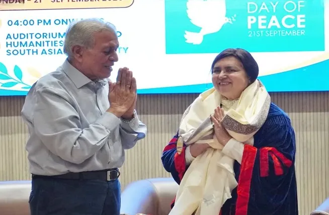 नई दिल्ली में बी.के. डॉ. बिन्नी सरीन को मानद डी.लिट. उपाधि से सम्मानित किया गया — photo gallery 2 नई दिल्ली में बी.के. डॉ. बिन्नी सरीन को मानद डी.लिट. उपाधि से सम्मानित किया गया — photo gallery 2