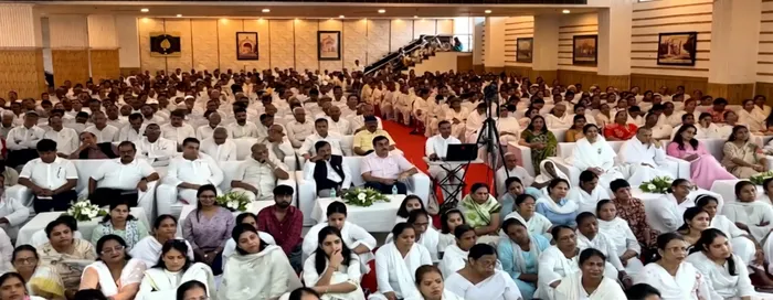 लखनऊ में बीके शिवानी दीदी ने समझाया राजयोग का मर्म, मनसा सेवा से दूसरों को शक्ति देने की दी प्रेरणा — photo gallery 2 लखनऊ में बीके शिवानी दीदी ने समझाया राजयोग का मर्म, मनसा सेवा से दूसरों को शक्ति देने की दी प्रेरणा — photo gallery 2