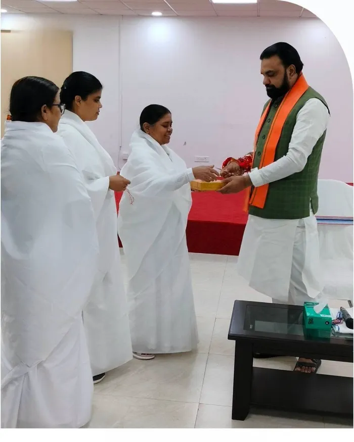 रक्षाबंधन पर ब्रह्माकुमारीज़ बहनों ने मुख्यमंत्रियों को बांधी पवित्र राखी, दिया शांति एवं सद्भाव का संदेश — gallery photo 2