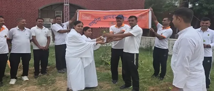 एनडीआरएफ कम्युनिटी सेंटर, घुमनहेड़ा में "एक पेड़ माँ के नाम" अभियान के अंतर्गत वृक्षारोपण एवं आध्यात्मिक जागरूकता कार्यक्रम आयोजित — gallery photo 2