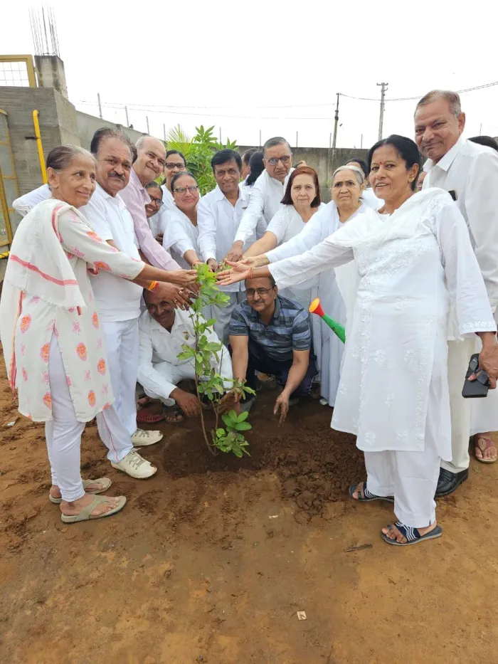  हिम्मतनगर सेवाकेंद्र के निर्माणाधीन "शांति सरोवर" परिसर में गुरु पूर्णिमा के अवसर पर भव्य वृक्षारोपण कार्यक्रम संपन्न