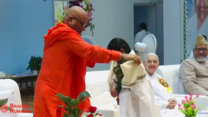 मधुबन में भाई साहब की प्रथम पुण्यतिथि पर 9 वर्षीय कुमारी हंसी ने दिया एकता और शांति का संदेश — gallery photo 1