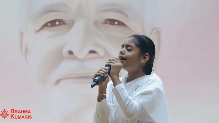मधुबन में भाई साहब की प्रथम पुण्यतिथि पर 9 वर्षीय कुमारी हंसी ने दिया एकता और शांति का संदेश — gallery photo 3