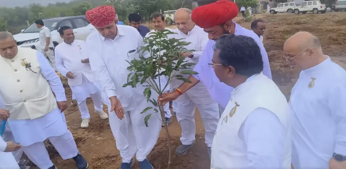 हरियालो राजस्थान अभियान के अंतर्गत ब्रह्माकुमारीज़ एवं राजस्थान सरकार के संयुक्त तत्वावधान में पौधारोपण कार्यक्रम संप… हरियालो राजस्थान अभियान के अंतर्गत ब्रह्माकुमारीज़ एवं राजस्थान सरकार के संयुक्त तत्वावधान में पौधारोपण कार्यक्रम संपन्न — photo gallery 2