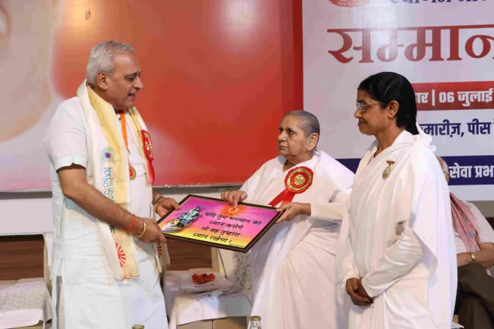 ब्रह्माकुमारीज़ हिसार सेवा केंद्र द्वारा 100 से अधिक सामाजिक संस्थाओं की 500 महान विभूतियों का सम्मान — gallery photo 4