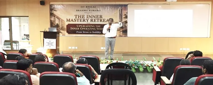 आईआईटी भिलाई में ‘इनर मास्टर रिट्रीट’ के माध्यम से आंतरिक नेतृत्व और डिजिटल वेलनेस का संदेश — photo gallery 2 आईआईटी भिलाई में ‘इनर मास्टर रिट्रीट’ के माध्यम से आंतरिक नेतृत्व और डिजिटल वेलनेस का संदेश — photo gallery 2