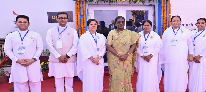 जमशेदपुर में ब्रह्माकुमारीज़ प्रतिनिधिमंडल की राष्ट्रपति द्रौपदी मुर्मू से शिष्टाचार भेंट एवं जमशेद जी टाटा को श्रद्ध… जमशेदपुर में ब्रह्माकुमारीज़ प्रतिनिधिमंडल की राष्ट्रपति द्रौपदी मुर्मू से शिष्टाचार भेंट एवं जमशेद जी टाटा को श्रद्धांजलि — photo gallery 3