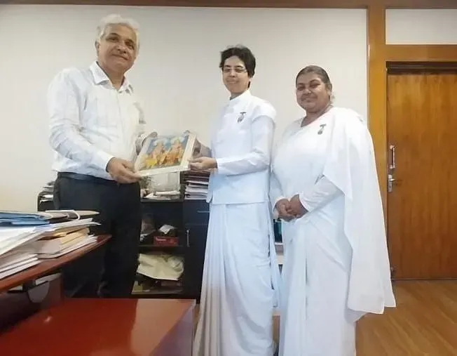 ब्रह्माकुमारीज़ कोलकाता म्यूज़ियम की पश्चिम बंगाल के वरिष्ठ प्रशासनिक एवं वित्तीय अधिकारियों से स्नेहभरी मुलाकात — ph… ब्रह्माकुमारीज़ कोलकाता म्यूज़ियम की पश्चिम बंगाल के वरिष्ठ प्रशासनिक एवं वित्तीय अधिकारियों से स्नेहभरी मुलाकात — photo gallery 1