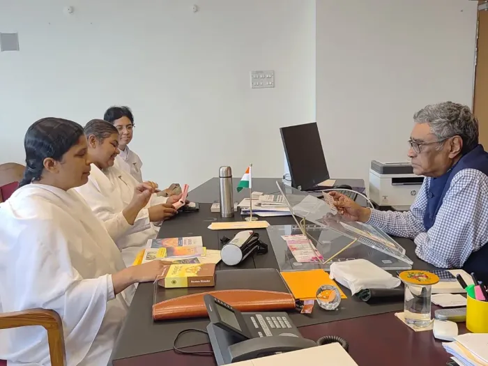 ब्रह्माकुमारीज़ कोलकाता म्यूज़ियम की पश्चिम बंगाल के वरिष्ठ प्रशासनिक एवं वित्तीय अधिकारियों से स्नेहभरी मुलाकात — ph… ब्रह्माकुमारीज़ कोलकाता म्यूज़ियम की पश्चिम बंगाल के वरिष्ठ प्रशासनिक एवं वित्तीय अधिकारियों से स्नेहभरी मुलाकात — photo gallery 2