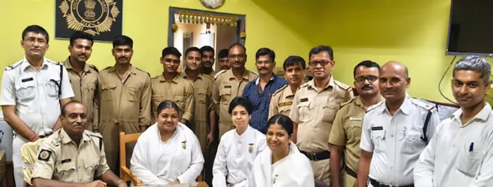 कोलकाता पुलिस आयुक्त से ब्रह्माकुमारीज़ प्रतिनिधिमंडल की शिष्टाचार भेंट — photo gallery 3 कोलकाता पुलिस आयुक्त से ब्रह्माकुमारीज़ प्रतिनिधिमंडल की शिष्टाचार भेंट — photo gallery 3