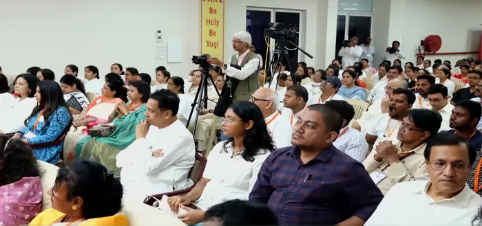 कोलकाता में इनर पीस, स्ट्रॉन्ग फैमिलीज और विकसित भारत का संदेश — राज्यपाल आर. एन. रवि ने सराहा ब्रह्माकुमारीज़ का सेवा यज्ञ — gallery photo 10