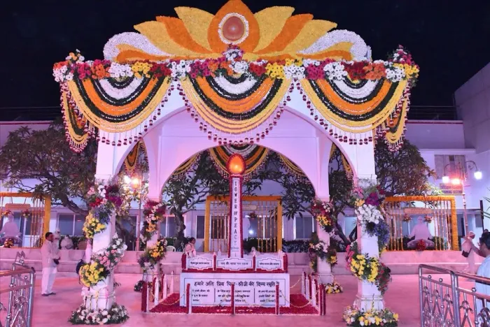 माउंट आबू (मधुबन): फूलों, भावनाओं और स्मृतियों में सजा ब्रह्मा बाबा का स्मृति दिवस — gallery photo 23