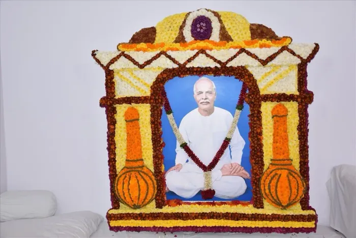माउंट आबू (मधुबन): फूलों, भावनाओं और स्मृतियों में सजा ब्रह्मा बाबा का स्मृति दिवस — gallery photo 8