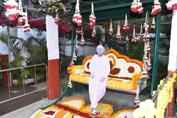 माउंट आबू (मधुबन): फूलों, भावनाओं और स्मृतियों में सजा ब्रह्मा बाबा का स्मृति दिवस — gallery photo 25