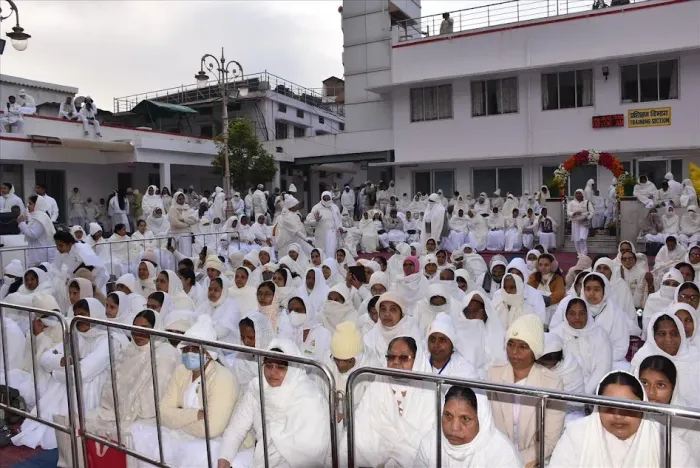 माउंट आबू (मधुबन): फूलों, भावनाओं और स्मृतियों में सजा ब्रह्मा बाबा का स्मृति दिवस — gallery photo 12