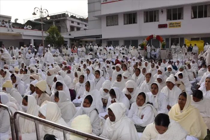 माउंट आबू (मधुबन): फूलों, भावनाओं और स्मृतियों में सजा ब्रह्मा बाबा का स्मृति दिवस — gallery photo 15