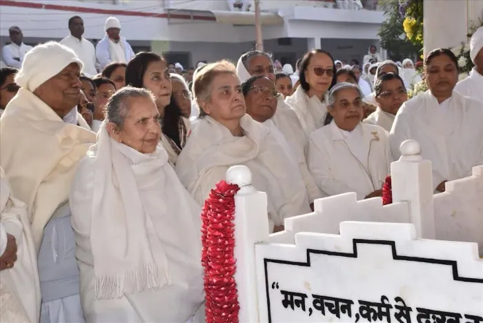 माउंट आबू (मधुबन): फूलों, भावनाओं और स्मृतियों में सजा ब्रह्मा बाबा का स्मृति दिवस — gallery photo 5