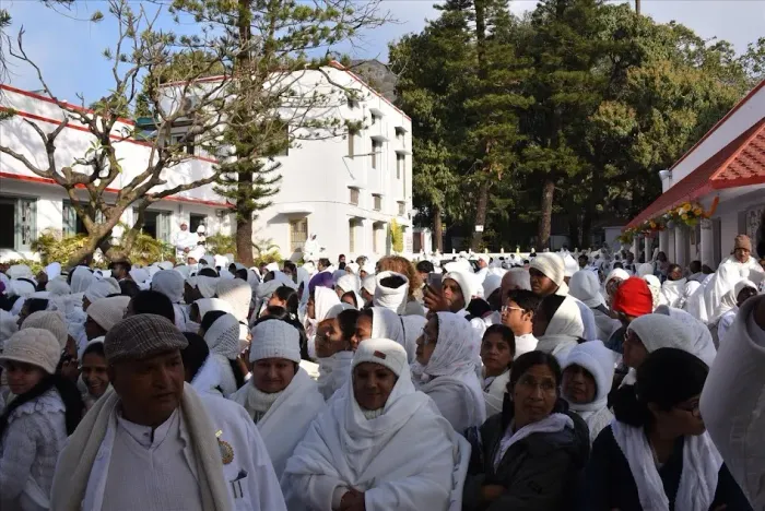 माउंट आबू (मधुबन): फूलों, भावनाओं और स्मृतियों में सजा ब्रह्मा बाबा का स्मृति दिवस — gallery photo 22