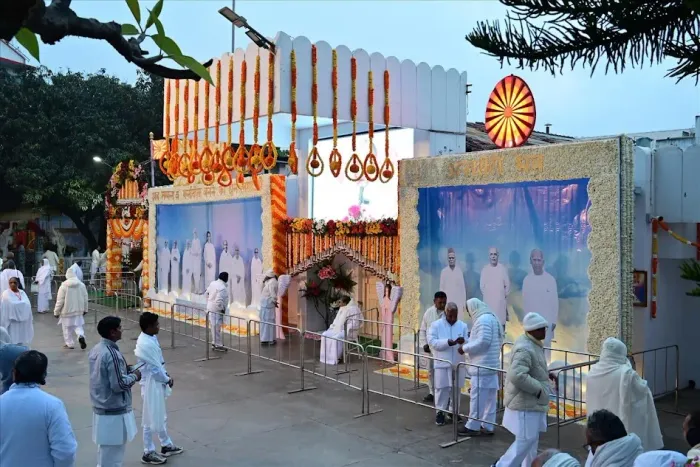 माउंट आबू (मधुबन): फूलों, भावनाओं और स्मृतियों में सजा ब्रह्मा बाबा का स्मृति दिवस — gallery photo 11