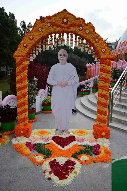 माउंट आबू (मधुबन): फूलों, भावनाओं और स्मृतियों में सजा ब्रह्मा बाबा का स्मृति दिवस — gallery photo 10