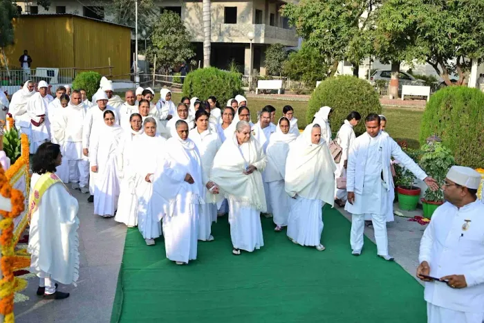 माउंट आबू (मधुबन): फूलों, भावनाओं और स्मृतियों में सजा ब्रह्मा बाबा का स्मृति दिवस — gallery photo 18