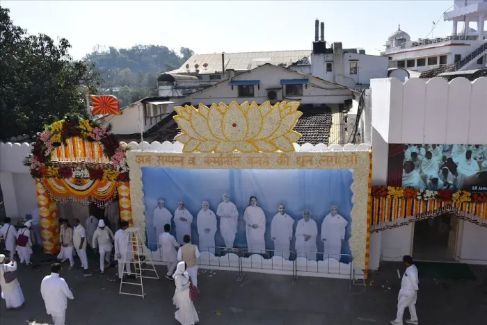 माउंट आबू (मधुबन): फूलों, भावनाओं और स्मृतियों में सजा ब्रह्मा बाबा का स्मृति दिवस — gallery photo 13