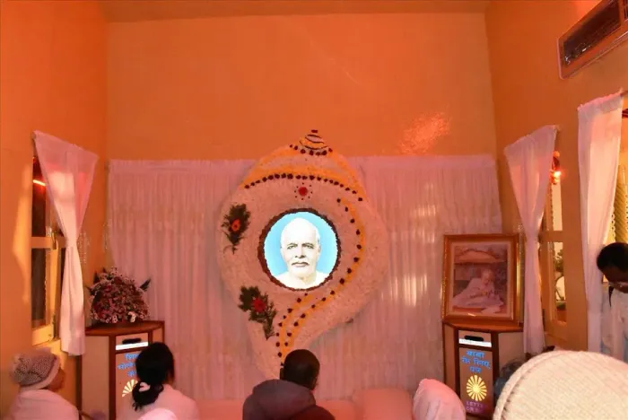 माउंट आबू (मधुबन): फूलों, भावनाओं और स्मृतियों में सजा ब्रह्मा बाबा का स्मृति दिवस — gallery photo 1