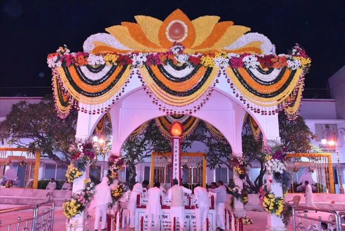 माउंट आबू (मधुबन): फूलों, भावनाओं और स्मृतियों में सजा ब्रह्मा बाबा का स्मृति दिवस — gallery photo 19