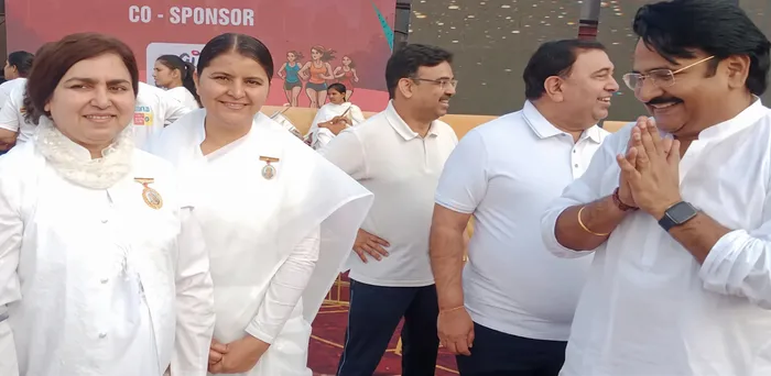 सूरत में रन फॉर स्मार्ट गर्ल शॉर्ट मैराथन 2026 संपन्न, बेटियों के सशक्तिकरण का गूंजा संदेश — gallery photo 1