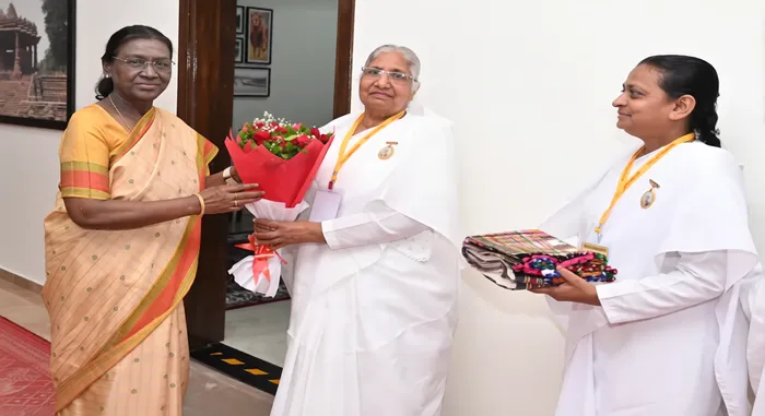 राष्ट्रपति श्रीमती द्रौपदी मुर्मू जी से ब्रह्माकुमारीज़ प्रतिनिधियों की आत्मीय मुलाकात — photo gallery 5 राष्ट्रपति श्रीमती द्रौपदी मुर्मू जी से ब्रह्माकुमारीज़ प्रतिनिधियों की आत्मीय मुलाकात — photo gallery 5