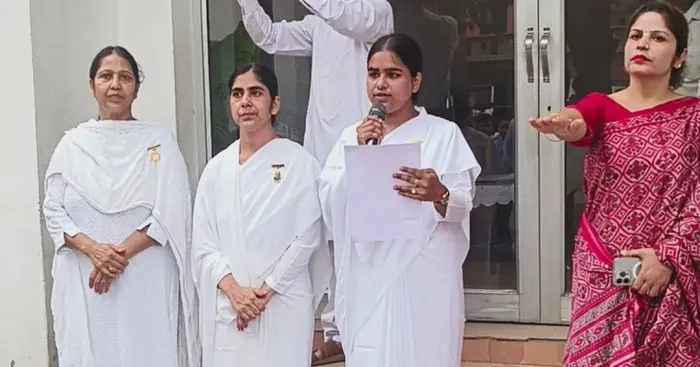 ब्रह्माकुमारीज़ द्वारा विद्यार्थियों को दिलाई गई नशा-मुक्त भारत की प्रतिज्ञा — photo gallery 2 ब्रह्माकुमारीज़ द्वारा विद्यार्थियों को दिलाई गई नशा-मुक्त भारत की प्रतिज्ञा — photo gallery 2
