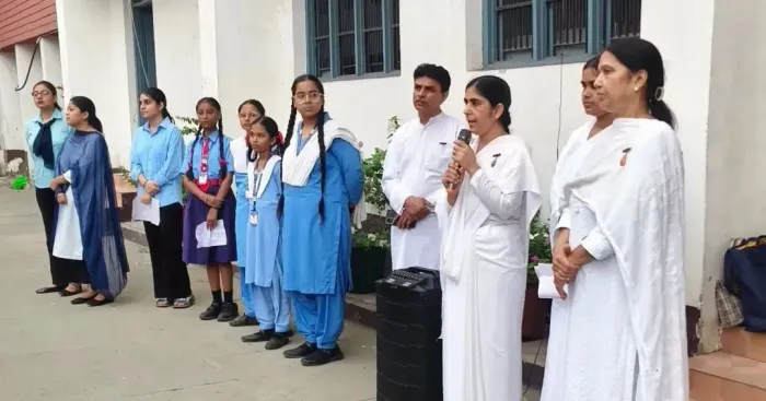 ब्रह्माकुमारीज़ द्वारा विद्यार्थियों को दिलाई गई नशा-मुक्त भारत की प्रतिज्ञा — photo gallery 3 ब्रह्माकुमारीज़ द्वारा विद्यार्थियों को दिलाई गई नशा-मुक्त भारत की प्रतिज्ञा — photo gallery 3
