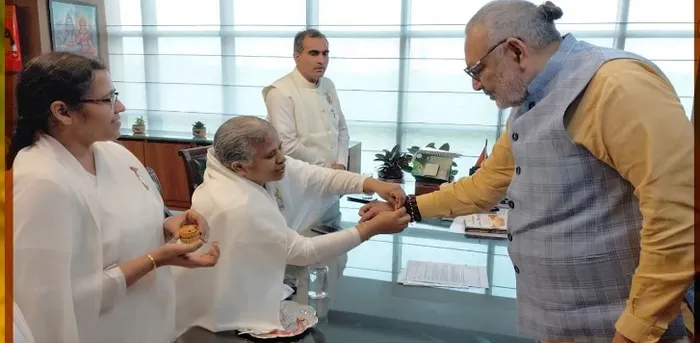 नई दिल्ली में केंद्रीय मंत्रियों, सांसदों एवं विशिष्ट हस्तियों को रक्षासूत्र बाँधकर दिया आध्यात्मिक संदेश — gallery photo 10