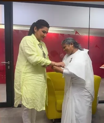 नई दिल्ली में केंद्रीय मंत्रियों, सांसदों एवं विशिष्ट हस्तियों को रक्षासूत्र बाँधकर दिया आध्यात्मिक संदेश — gallery photo 9